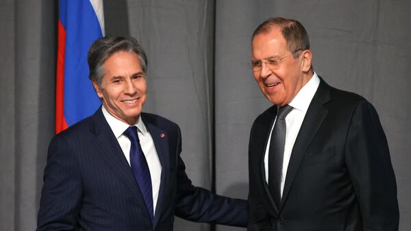 Ngoại trưởng Nga Sergei Lavrov (phải) và Ngoại trưởng Mỹ Antony Blinken trong cuộc gặp ở Stockholm - Sputnik Việt Nam