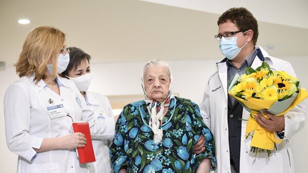 Cụ bà Pelageya Poyarkova (101 tuổi) tại Liên bang Nga xuất viện sau quá trình điều trị Covid-19 thành công nhờ vào tiến bộ công nghệ y học. - Sputnik Việt Nam