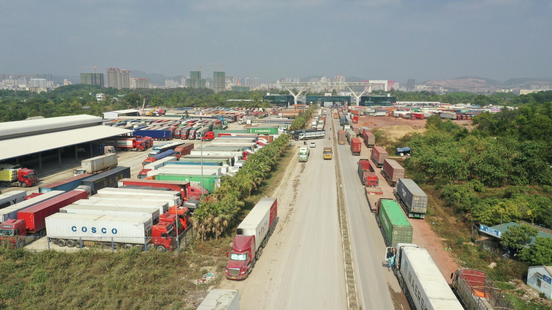 Quảng Ninh: Cửa khẩu quốc tế Móng Cái ùn tắc hơn 1.300 xe container - Sputnik Việt Nam, 1920, 17.01.2022
