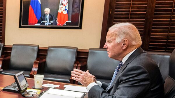 Tổng thống Mỹ Joe Biden tại cuộc gặp với nhà lãnh đạo Nga Vladimir Putin qua liên kết video - Sputnik Việt Nam