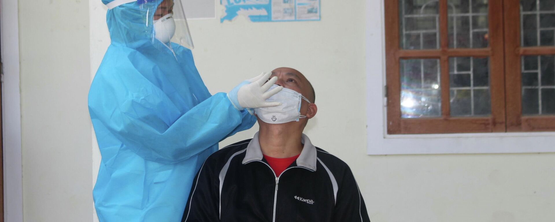  Nhân viên y tế huyện Con Cuông lấy mẫu test nhanh cho người dân địa phương - Sputnik Việt Nam, 1920, 21.12.2021