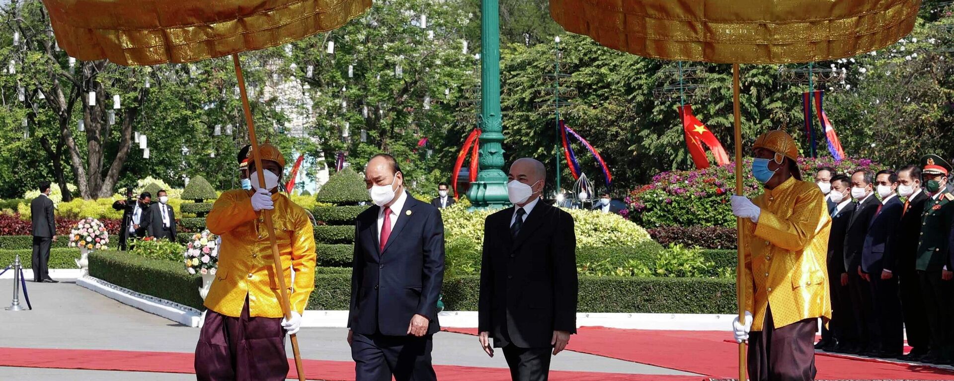 Quốc vương Campuchia Norodom Sihamoni chủ trì Lễ đón Chủ tịch nước Nguyễn Xuân Phúc tại Cung điện Hoàng gia - Sputnik Việt Nam, 1920, 22.12.2021