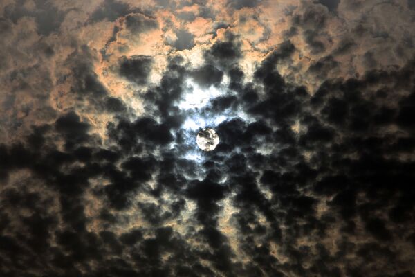 Mặt trời xuyên qua đám mây, Kuwait - Sputnik Việt Nam