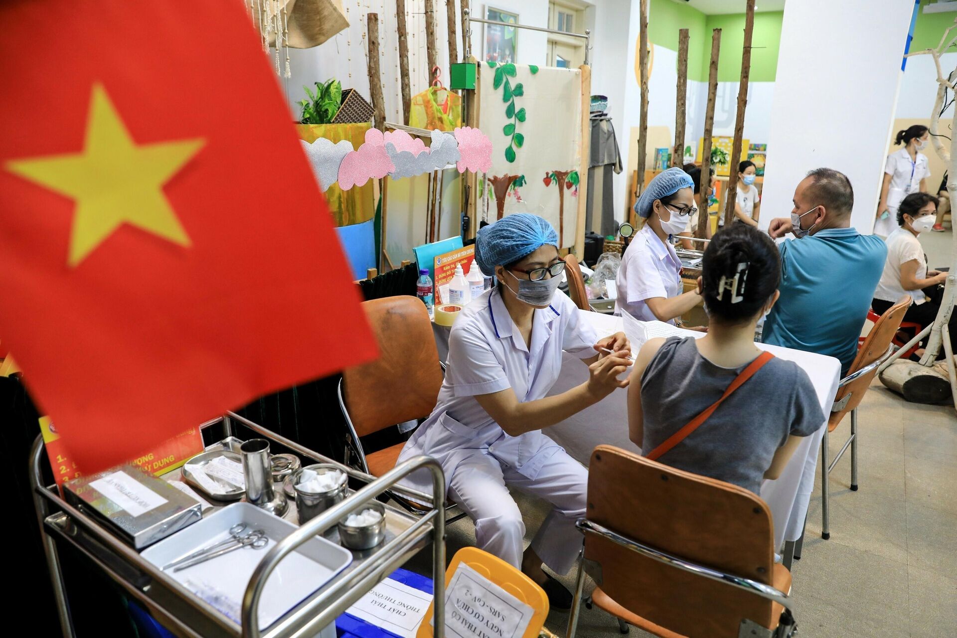 Hà Nội triển khai tiêm vaccine phòng COVID-19 cho toàn bộ người trên 18 tuổi.  - Sputnik Việt Nam, 1920, 27.12.2021