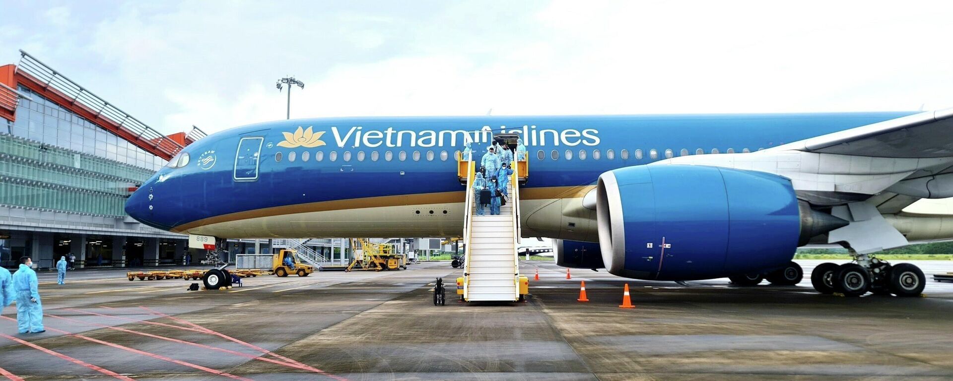 Sân bay quốc tế Vân Đồn (tỉnh Quảng Ninh) đón thành công chuyến bay thứ 4 theo chương trình thí điểm đón khách có “Hộ chiếu vaccine”, đưa 301 hành khách từ Pháp về Việt Nam, ngày 23/9/2021. - Sputnik Việt Nam, 1920, 17.01.2022