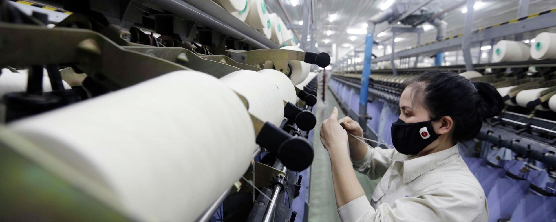 Sản xuất sợi tại Công ty TNHH Dệt Hà Nam. Ngành dệt may 'cán đích' với doanh thu xuất khẩu đạt 39 tỷ USD - Sputnik Việt Nam, 1920, 25.01.2022