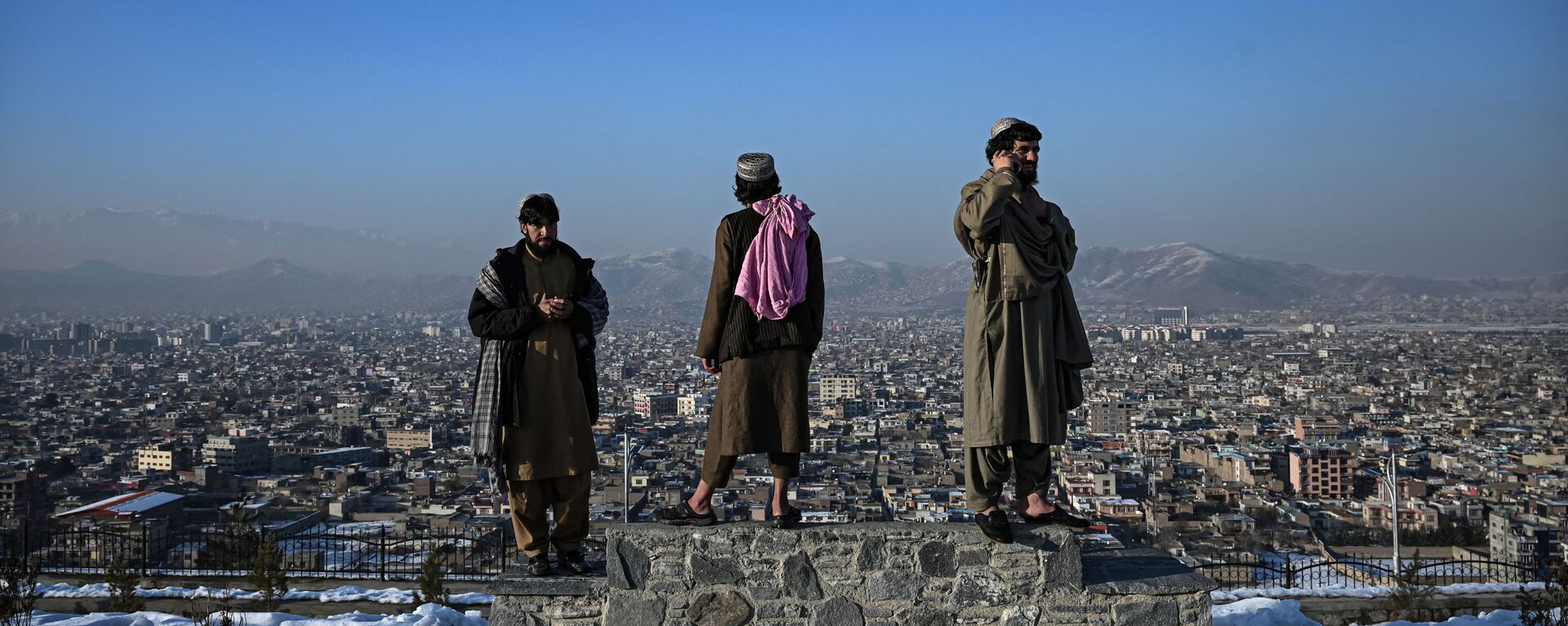 Члены движения Талибан стоят на холме Вазир Акбар Хан в Кабуле - Sputnik Việt Nam, 1920, 16.01.2022