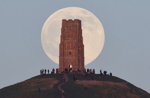 Dân chúng bên Tháp St Michael trong ngày trăng sói ở Vương quốc Anh - Sputnik Việt Nam