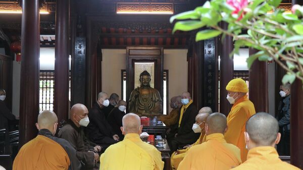 Các sư thầy họp bàn chương trình lễ tang Thiền sư Thích Nhất Hạnh tại chùa Từ Hiếu - Sputnik Việt Nam