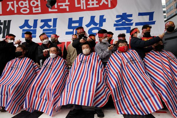 Các chủ doanh nghiệp cạo trọc đầu trong cuộc biểu tình phản đối các quy tắc mới về giãn cách xã hội của chính phủ Seoul - Sputnik Việt Nam