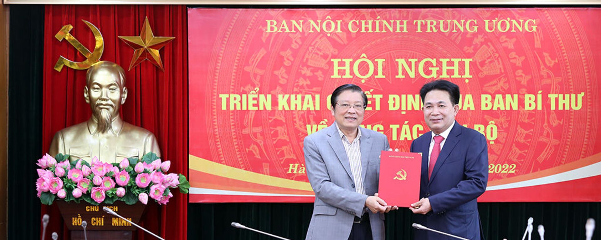 Ông Nguyễn Văn Yên (phải) nhận quyết định bổ nhiệm - Sputnik Việt Nam, 1920, 28.01.2022