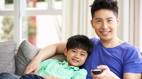 Cha và con trai xem tv - Sputnik Việt Nam