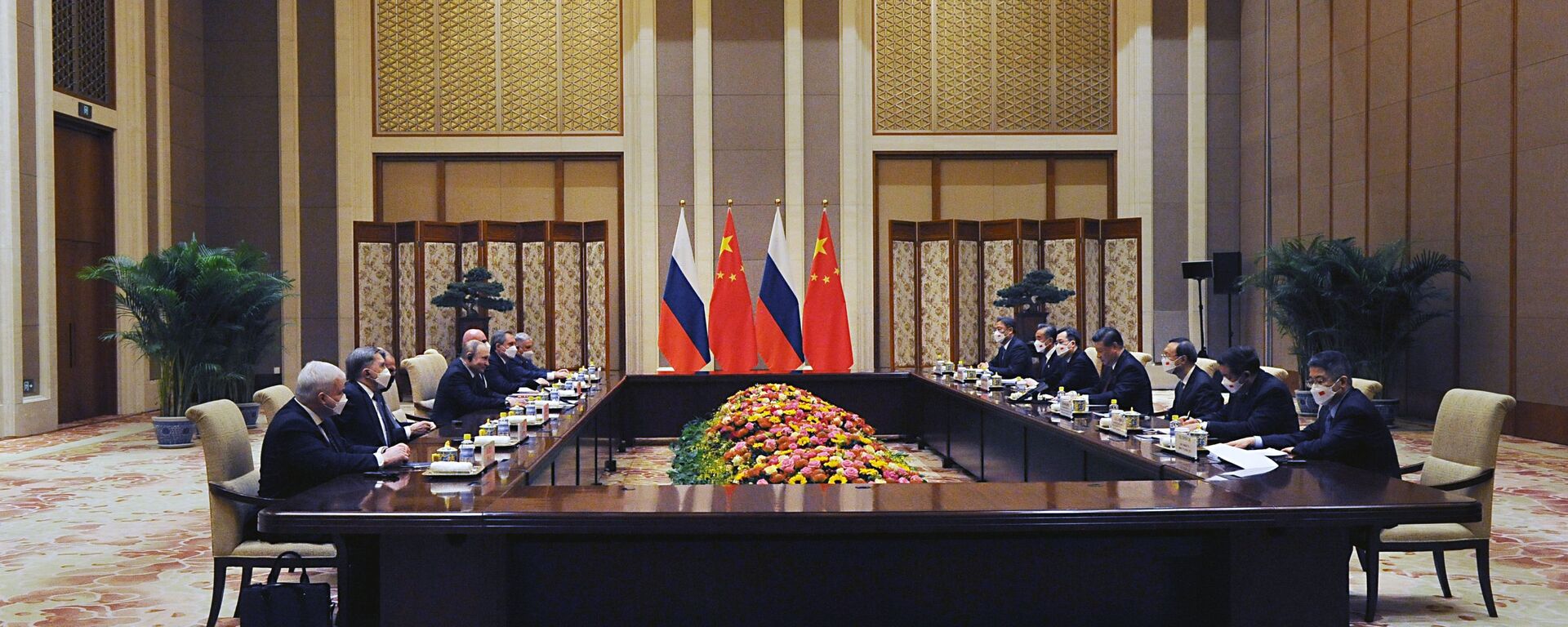 Tổng thống Nga Vladimir Putin và Chủ tịch Trung Quốc Tập Cận Bình trong cuộc gặp tại nhà khác quốc gia Diaoyutai ở Bắc Kinh - Sputnik Việt Nam, 1920, 17.10.2022