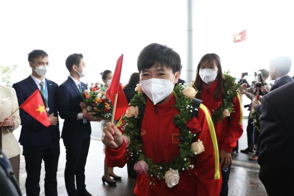 Đại diện Liên đoàn Bóng đá Việt Nam (VFF) tổ chức lễ đón, chúc mừng đội tuyển ngay tại sảnh VIP A của sân bay quốc tế Nội Bài. - Sputnik Việt Nam