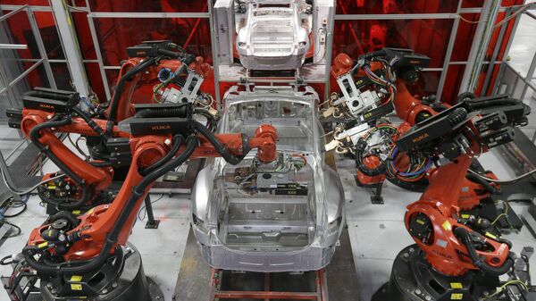 Những chiếc xe Tesla đang được robot lắp ráp tại nhà máy ở Fremont, California - Sputnik Việt Nam
