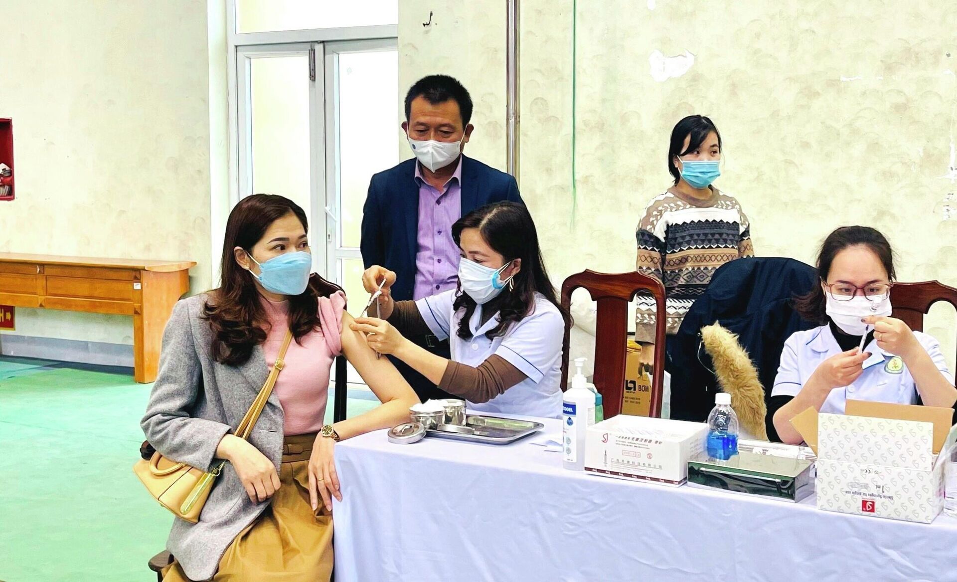 Người dân Quảng Bình được tiêm vaccine mũi bổ sung phòng chống dịch COVID-19. - Sputnik Việt Nam, 1920, 03.04.2022
