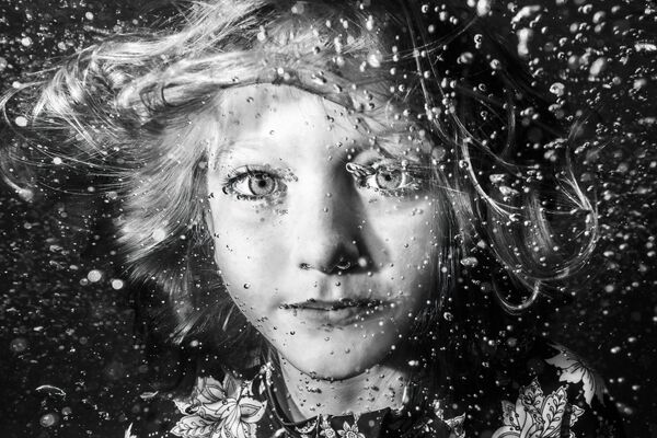 Bức ảnh &quot;Thế giới dưới nước của cô bé Sarah&quot; của nhiếp ảnh gia Úc Kerrie Burow, giải nhất hạng mục Đen và trằng, cuộc thi The Underwater Photographer of the Year 2022 - Sputnik Việt Nam