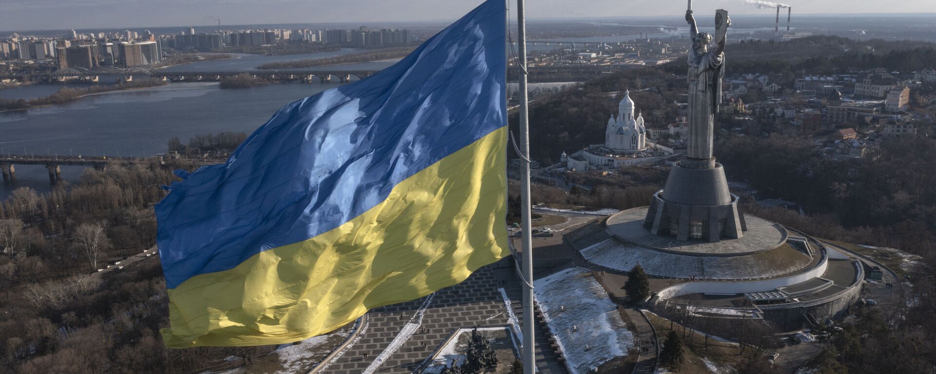 Quốc kỳ Ukraina và Tượng đài Mẹ Tổ quốc ở Kiev - Sputnik Việt Nam, 1920, 13.05.2024