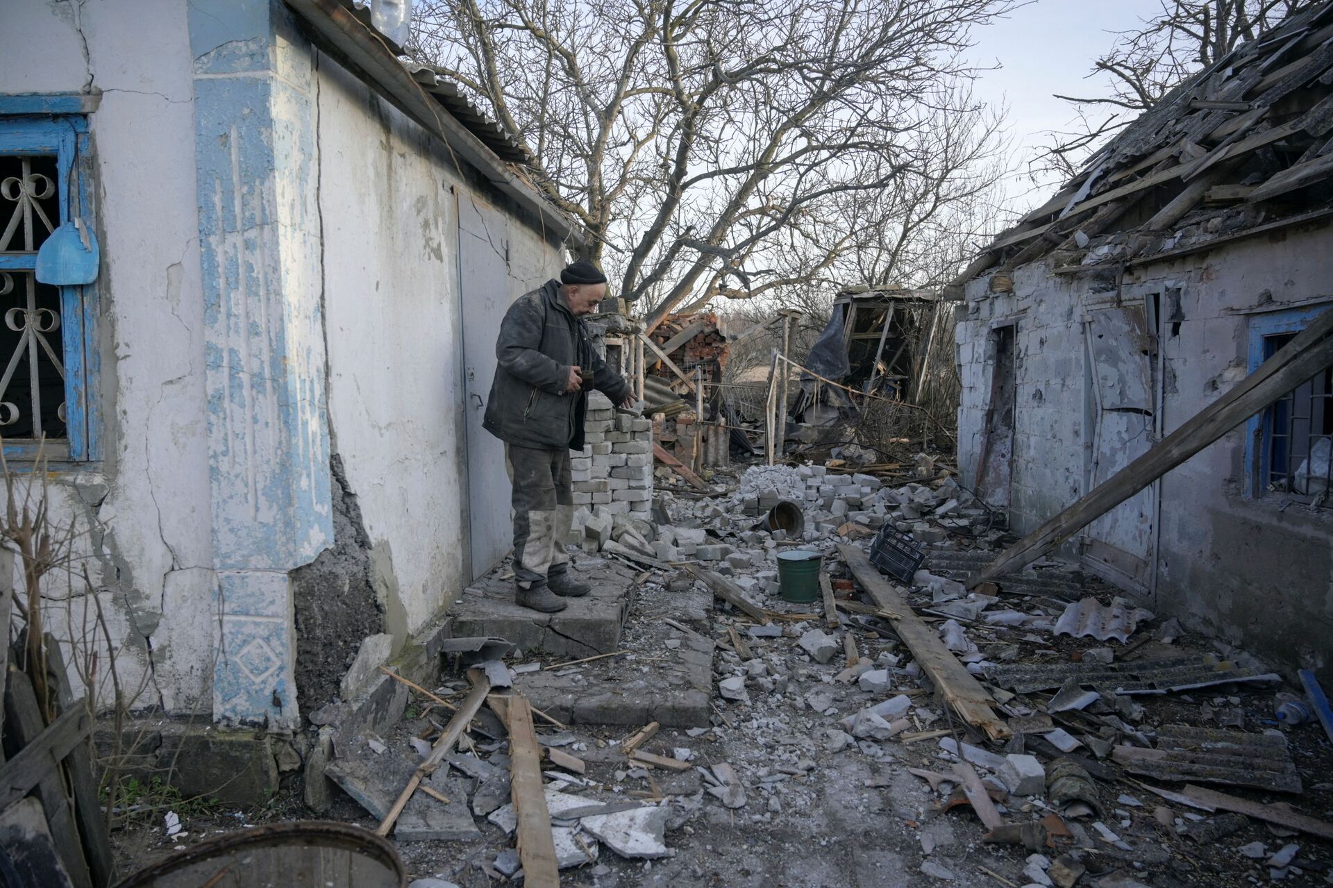 Tòa nhà bị phá hủy do pháo kích ở làng Taramchuk, tỉnh Donetsk - Sputnik Việt Nam, 1920, 23.02.2022