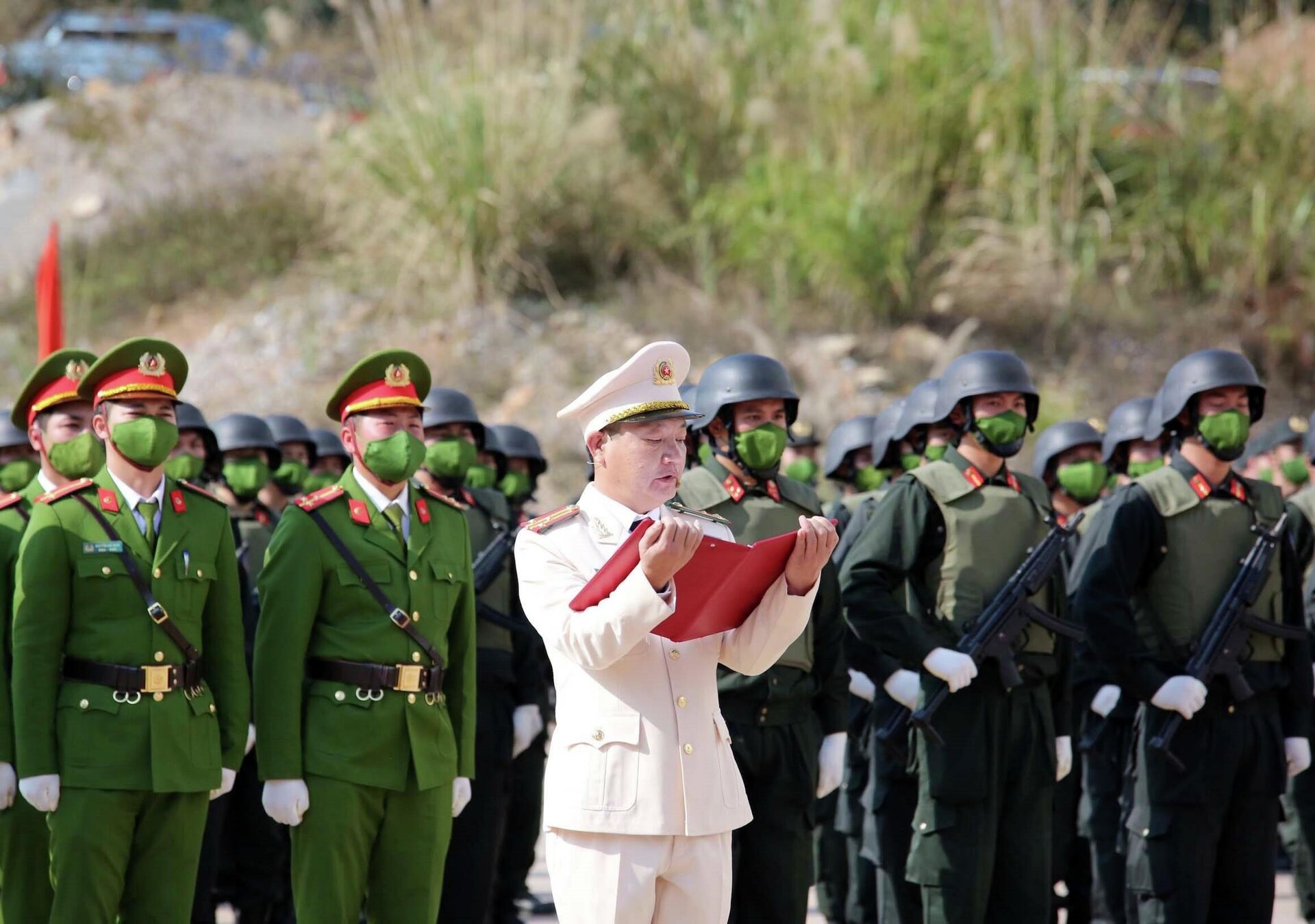 Thượng tá Triệu Văn Minh, Giám đốc Trung tâm huấn luyện quốc gia phòng, chống khủng thực hiện nghi lễ tuyên thệ tại buổi lễ. - Sputnik Việt Nam, 1920, 24.02.2022