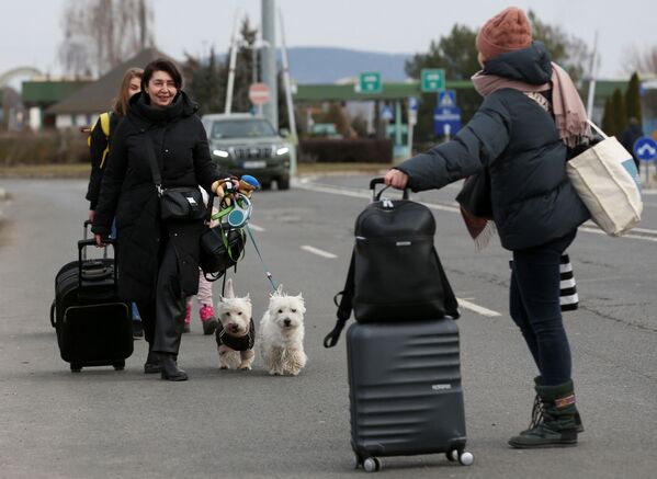Người tị nạn Ukraina với hành lý ở thành phố Beregsurany, Hungary - Sputnik Việt Nam