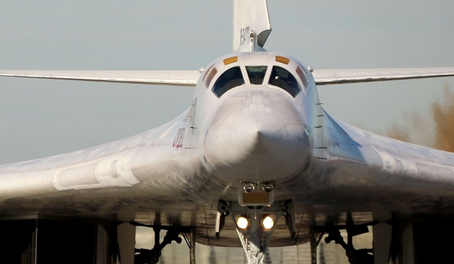 Máy bay ném bom -  tên lửa chiến lược Tu-160 của không quân Nga - Sputnik Việt Nam, 1920, 09.05.2022