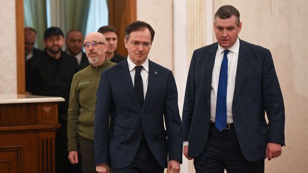 Trợ lý Tổng thống Nga Vladimir Medinsky (trái) và Chủ tịch Ủy ban Duma Quốc gia về các vấn đề quốc tế Leonid Slutsky trước khi bắt đầu đàm phán Nga-Ukraina - Sputnik Việt Nam