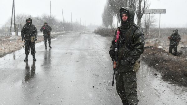 Quân nhân của Dân quân Nhân dân DNR tại làng Nikolaevka, Cộng hòa Nhân dân Donetsk. - Sputnik Việt Nam