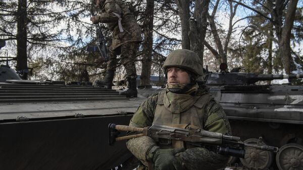 Quân nhân của Lực lượng Dân quân Nhân dân của LPR ở vùng Severodonetsk của Cộng hòa Nhân dân Luhansk. - Sputnik Việt Nam