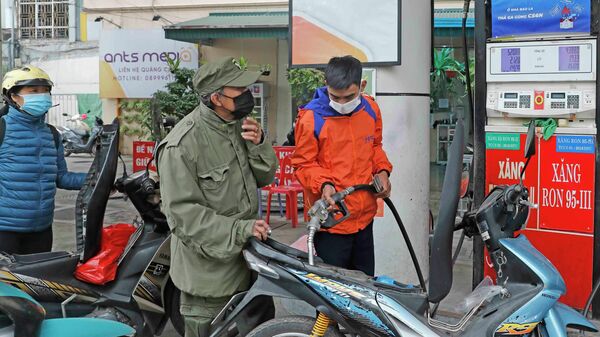 Mua bán xăng, dầu tại một cửa hàng trên phố Trần Khát Chân, Hà Nội (ảnh tư liệu) - Sputnik Việt Nam
