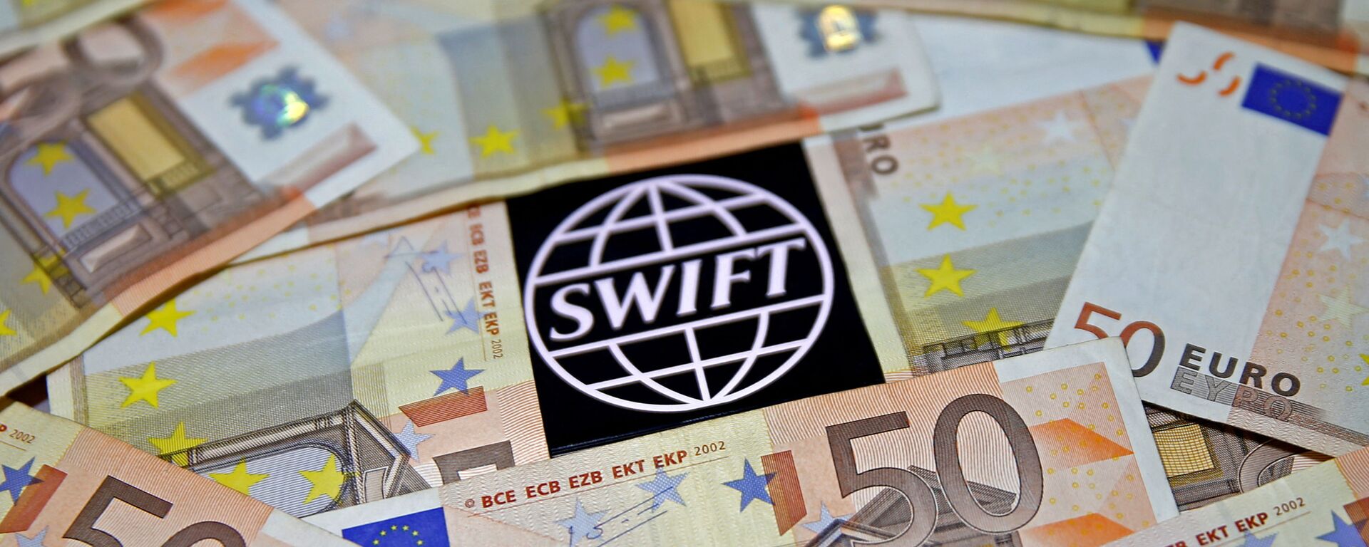 Logo hệ thống SWIFT được bao quanh bằng tiền giấy euro - Sputnik Việt Nam, 1920, 31.03.2022