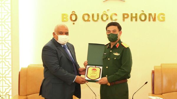 Đại tướng Phan Văn Giang trao quà lưu niệm tặng đồng chí Orlando Nicolás Hernández Guillén - Sputnik Việt Nam