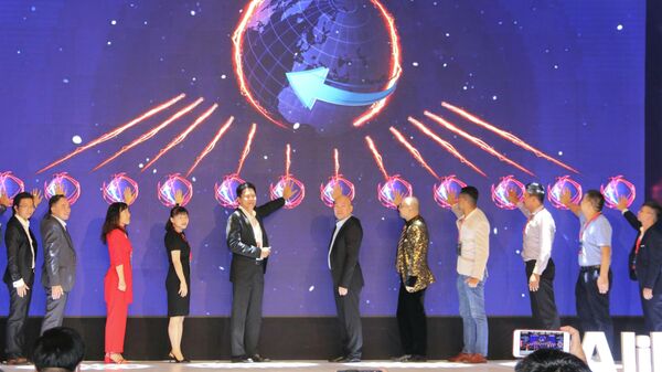 Các đại biểu bấm khai trương “Gian hàng Quốc gia Việt Nam - Vietnam Pavillion” trên Alibaba.com - Sputnik Việt Nam