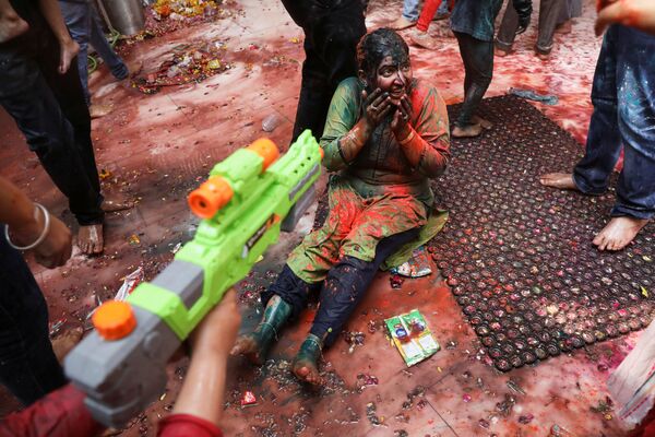 Lễ hội Holi bên trong ngôi đền ở khu phố cổ Delhi, Ấn Độ - Sputnik Việt Nam