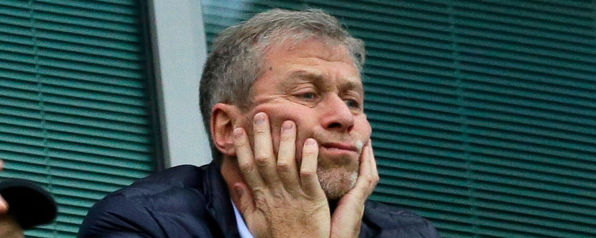 Roman Abramovich ngồi trong hộp của mình trước trận đấu Ngoại hạng Anh giữa Chelsea và Sunderland - Sputnik Việt Nam, 1920, 23.03.2022