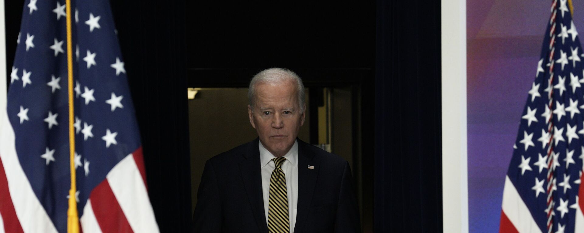 Tổng thống Mỹ Joe Biden trước khi phát biểu tại Nhà Trắng về tình hình Ukraina - Sputnik Việt Nam, 1920, 20.04.2022