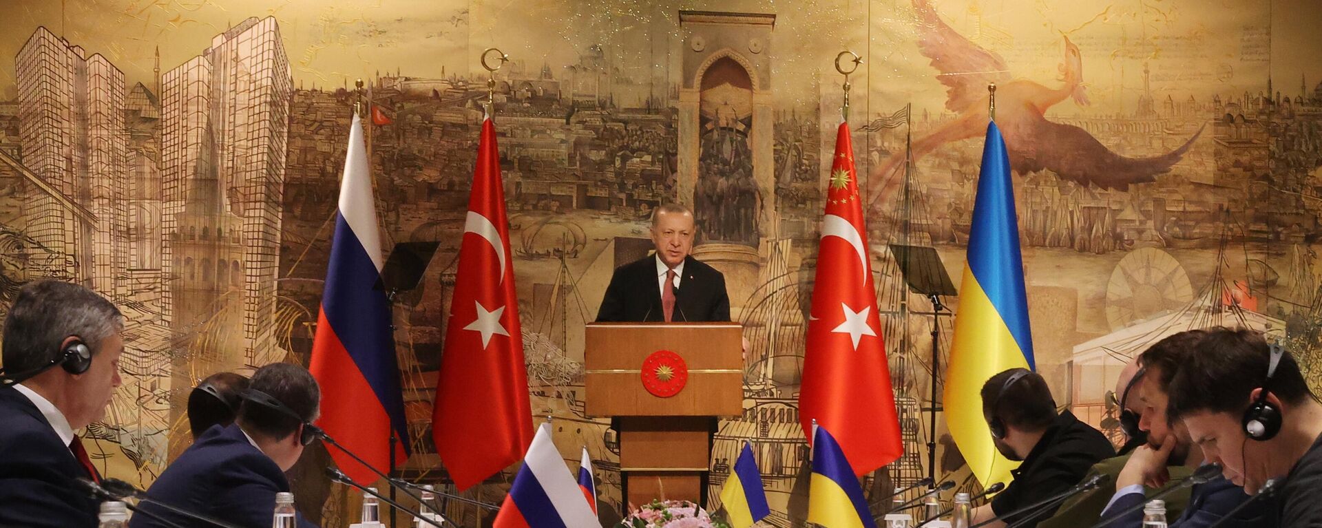 Tổng thống Thổ Nhĩ Kỳ Recep Tayyip Erdogan phát biểu trong cuộc hội đàm Nga-Ukraina tại Cung điện Dolmabahce ở Istanbul. - Sputnik Việt Nam, 1920, 05.02.2023