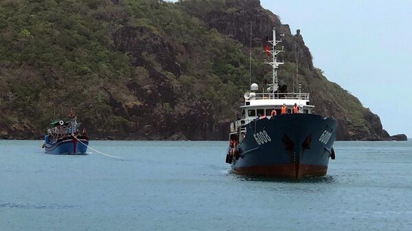 Tàu Cảnh sát biển 6008 lai dắt tàu cá NT 91205TS về Côn Đảo - Sputnik Việt Nam