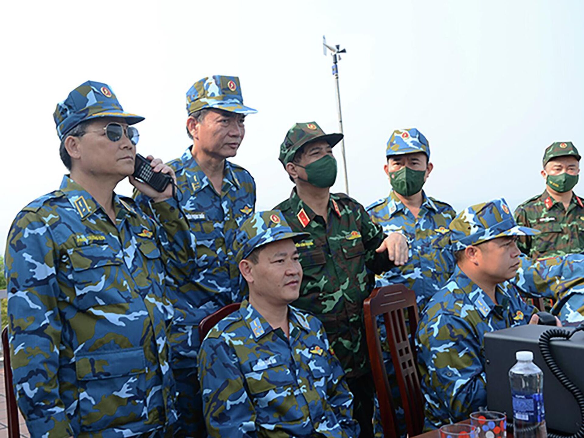 Thủ trưởng Bộ tổng Tham mưu và Bộ Tư lệnh Quân chủng chỉ đạo bắn, ném bom đạn thật của Sư đoàn 372 tại trường bia - Sputnik Việt Nam, 1920, 14.04.2022