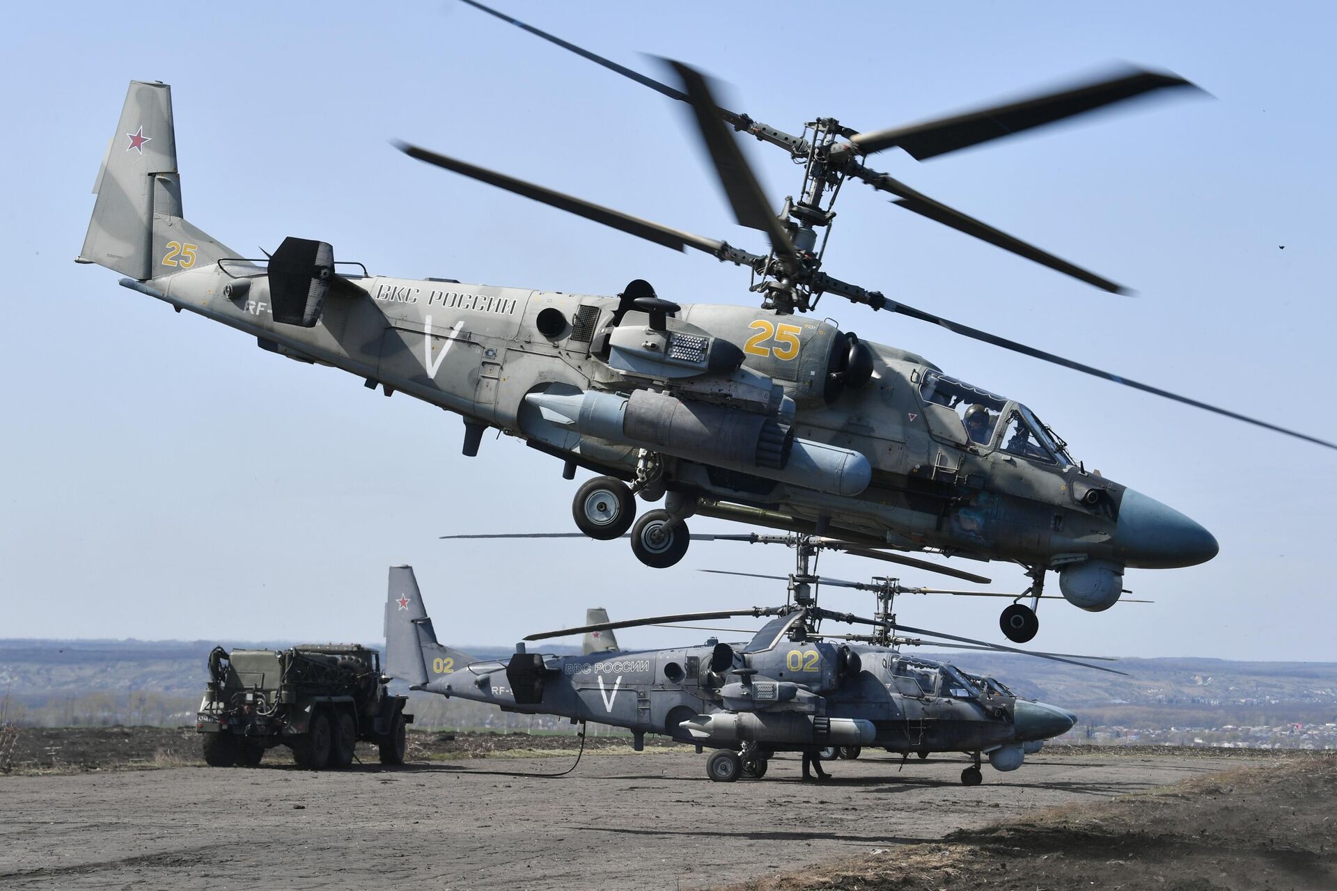 Trực thăng tấn công Ka-52 của Nga tại sân bay dã chiến trong khu vực tiến hành chiến dịch quân sự đặc biệt ở Ukraina. - Sputnik Việt Nam, 1920, 13.08.2022