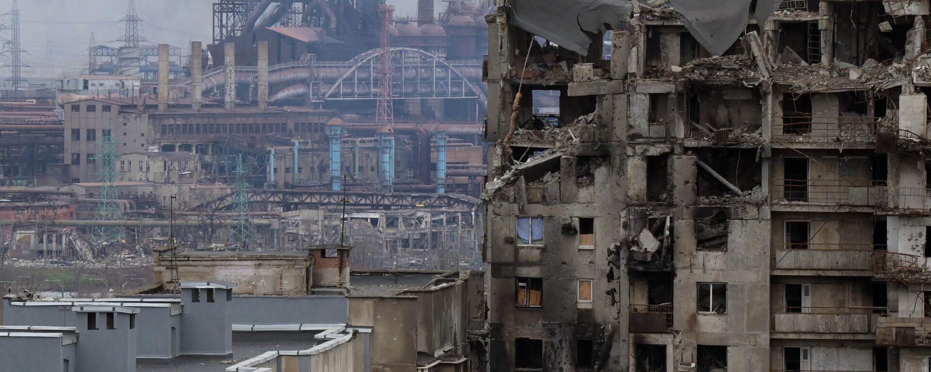 Một ngôi nhà bị phá hủy gần nhà máy Azovstal ở Mariupol. - Sputnik Việt Nam, 1920, 21.04.2022