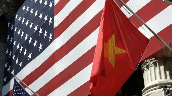Cờ Mỹ và cờ Việt Nam trên tòa nhà của Sở giao dịch chứng khoán New York - Sputnik Việt Nam