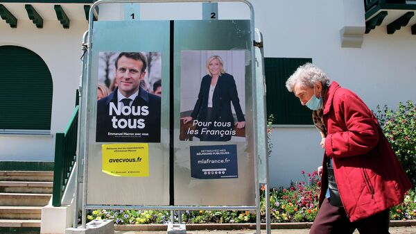 Áp phích tranh cử Tổng thống Pháp của các ứng viên Emmanuel Macron và Marine Le Pen tại Anglet - Sputnik Việt Nam