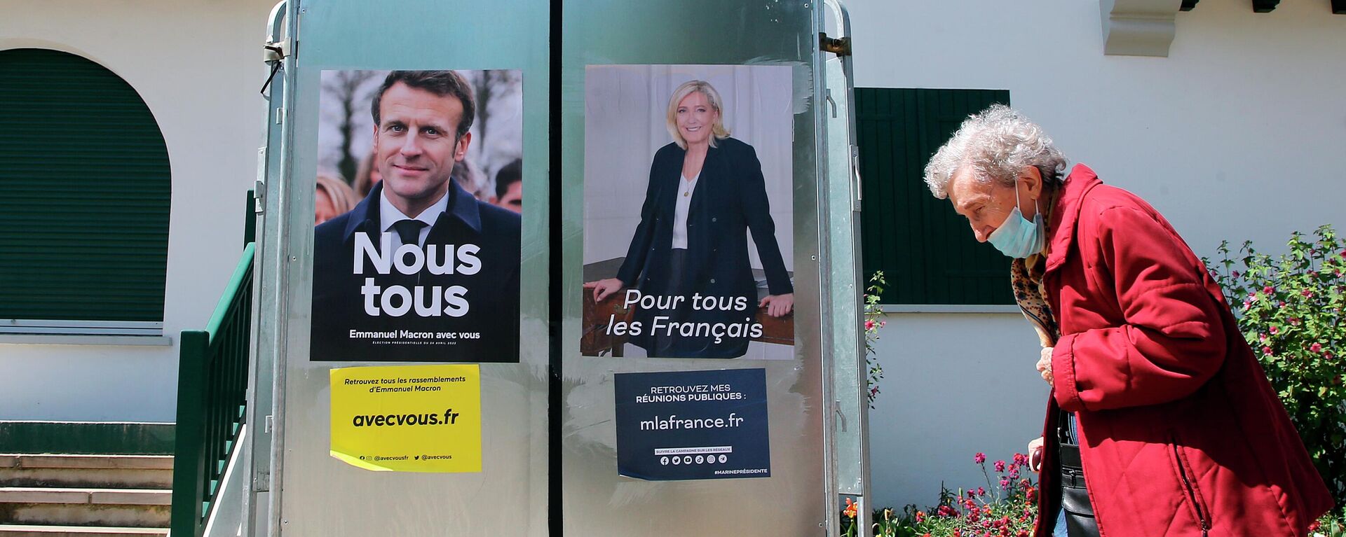 Áp phích tranh cử Tổng thống Pháp của các ứng viên Emmanuel Macron và Marine Le Pen tại Anglet - Sputnik Việt Nam, 1920, 24.04.2022