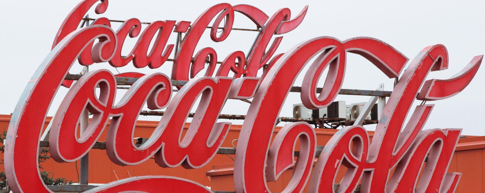 Một tấm biển trên tòa nhà của nhà máy Coca-Cola ở St.Petersburg - Sputnik Việt Nam, 1920, 28.04.2022