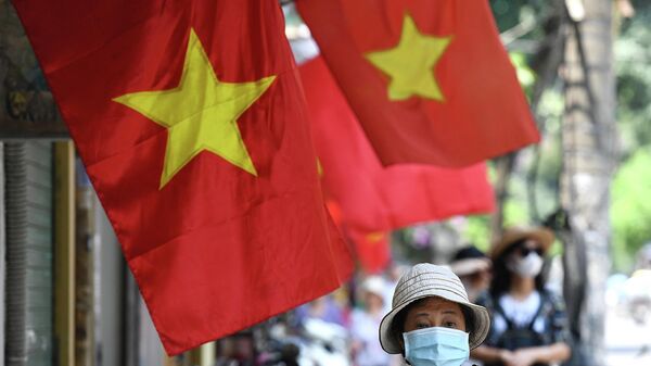 Quốc kỳ Việt Nam trên đường phố Hà Nội - Sputnik Việt Nam
