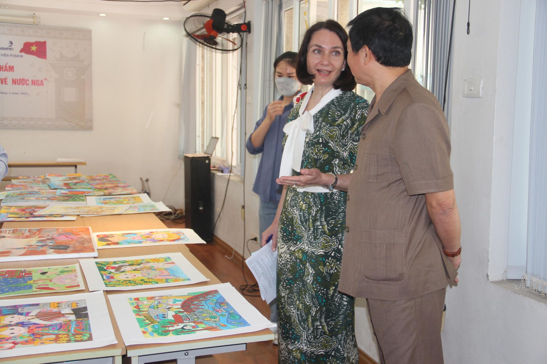 Ban giám khảo đánh giá tác phẩm tham gia cuộc thi Em vẽ Việt Nam - Em vẽ nước Nga  - Sputnik Việt Nam, 1920, 04.05.2022