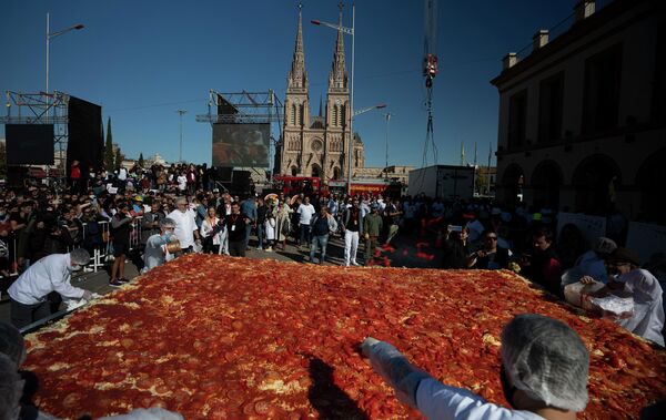 Vua bếp nấu món «Milanesa» siêu khủng ở Lujan, Argentina - Sputnik Việt Nam