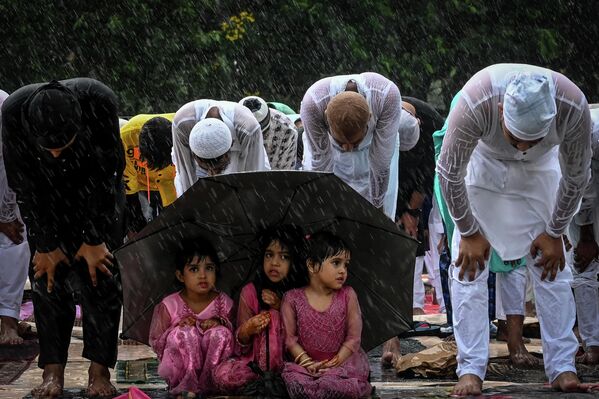 Các tín đồ đạo Hồi trong lễ cầu nguyện đặc biệt buổi sáng ở Kolkata (Calcutta), Ấn Độ - Sputnik Việt Nam