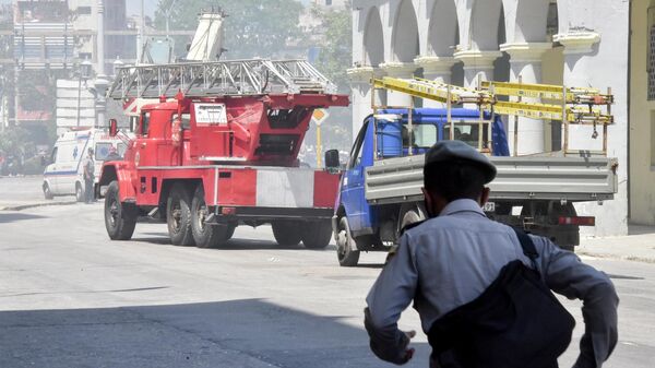 Lực lượng cứu hộ và lính cứu hỏa tại hiện trường vụ nổ tại khách sạn Saratoga ở Havana - Sputnik Việt Nam